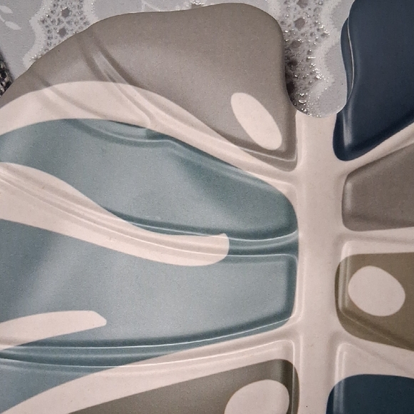 Leaf-Shaped Multicolor Platter - Picture 6 of 7